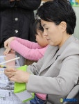 한지공예 체험하는 강금실 최고위원