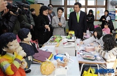 한지공예 학습현장 참관하는 손학규대표