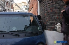 차량과 담 사이에 끼어버린 사람 구조