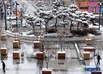 용산역 앞 광장에 쌓인 눈