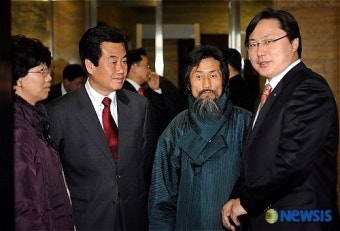 민주노동당 의원들과 이야기 나누는 이화영 의원