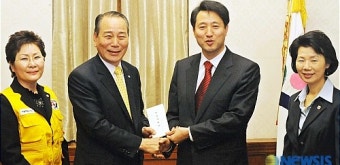 적십자 특별회비 전달하는 오세훈 시장