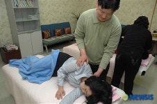 “롯데백화점, 안마로 직원들의 피로를 잡다”