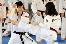 옆차기로 격파!