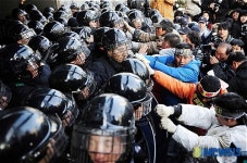 삼성 본관으로 진입하려는 태안 주민들