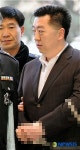 집회자들을 응시하는 김경준