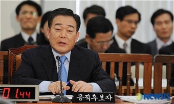 답하는 어청수 경찰청장 후보자