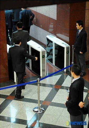 삼성화재, 압수수색 중 출근