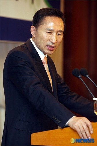 교육감협의회 창립총회에서 축사하는 이명박 당선인