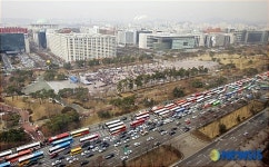 버스로 둘러막힌 여의도공원