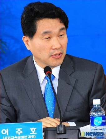 발언하는 이주호 사회교육문화분과위 간사