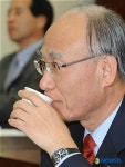 물마시는 김신일 부총리