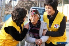 적십자 도움으로 30년 만에 외출