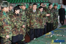 군 관계자와 이야기 나누는 손학규 대표