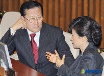 이야기 나누는 박근혜 전 대표와 김학원의원