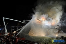 진화에 안간힘 쓰는 소방관