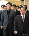 나란히 입장하는 신계륜 사무총장과 김충조 사무총장