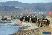 도하후 신속히 이동하는 장병들