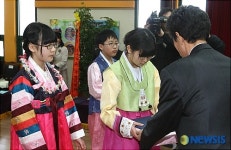 졸업장 받는 대성동초등학교 졸업생