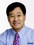 환하게 웃고 있는 국회 채수찬 의원