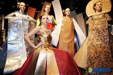 인테리어 마감재로 만든 의상 어때요?