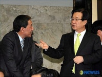 이야기 나누는 강재섭 대표와 이석원 부대변인