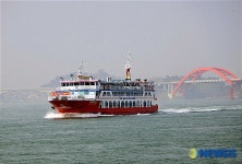 삼천포항 앞바다에서 관광객을 싣고 운항될 한려수도호가 22일 취항