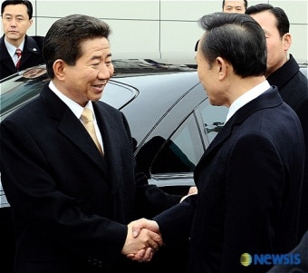 <이명박대통령>노무현 전 대통령 환송하는 이명박 대통령