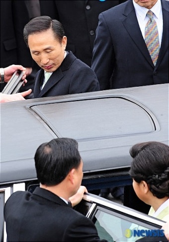 <이명박대통령>차량 탑승하는 이명박 대통령 내외