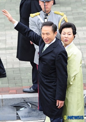 <이명박대통령>손 들어 인사하는 이명박 대통령