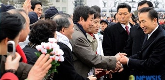 <이명박대통령>국민들과 인사 나누는 이명박 대통령