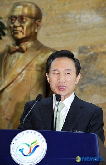 <이명박대통령>축하연에서 인사말하는 이명박대통령