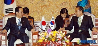 <이명박대통령>후쿠다 야스오 일본 총리와 환담 나누는 이명박 대통령
