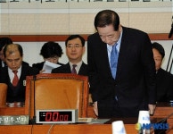 의원들에게 인사하는 김경한 법무부장관 후보자