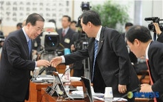 의원들과 인사하는 김경한 법무부 장관 후보자