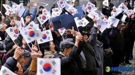 만세삼창하는 어르신들