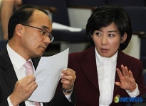 이야기 나누는 박재완 의원과 나경원 대변인