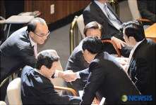 환하게 웃으며 의원들과 인사 나누는 박재완 의원