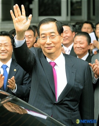 손 흔드는 한덕수 전 총리