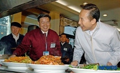 이명박 대통령 맛있는 반찬이 많네요