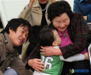 손자 ,아들 축하 받는 72세 초등학교 입학생