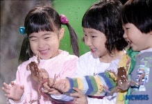 녹색청개구리가 신기한 어린이들