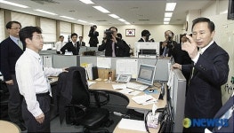 여민관 둘러보는 이명박 대통령