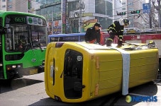 학원버스 내부 부상자 확인하는 소방대원들