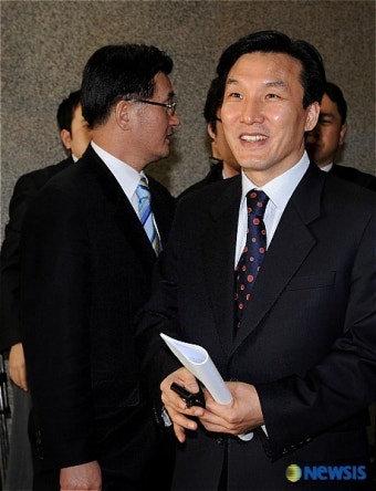 대표실 들어서는 김민석 최고위원