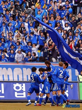 선제골 넣고 환호하는 수원삼성