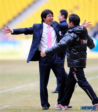 홈개막전 첫승 기록한 부산아이파크 황선홍감독
