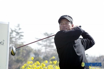 우승 기원 샷 날리는 최경주