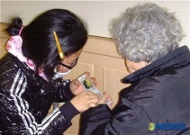 어린 선생님에게 배우는 할머니의 휴대폰 열성