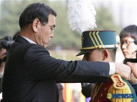 대통령상 받는 육군3사관학교 배동직 소위